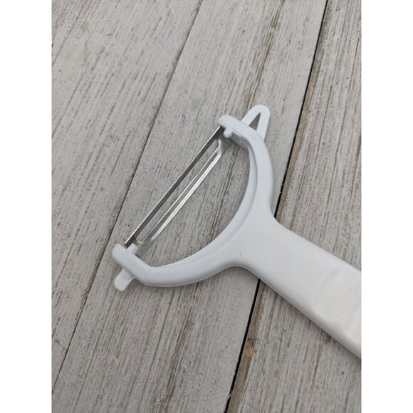 Stainless Steel Floating Blade Vegetable Potato Peeler White Handle 6" - Picture 3 of 7